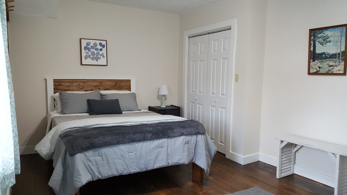 تحتوي غرفة النوم الثانية على سرير بحجم وسط مع خزانة