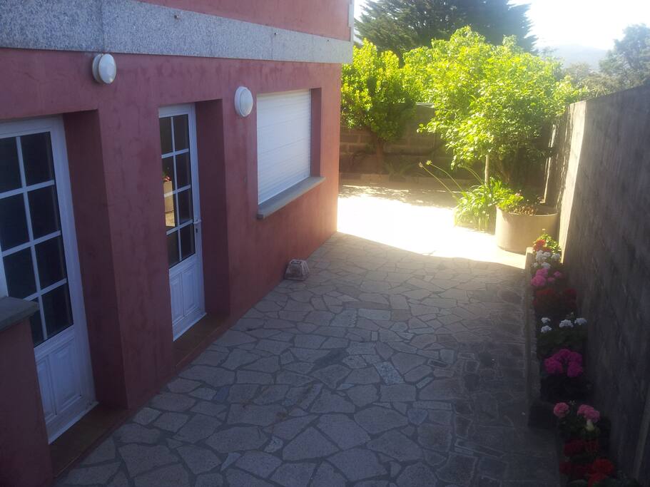Puerta de entrada al apartamento.
