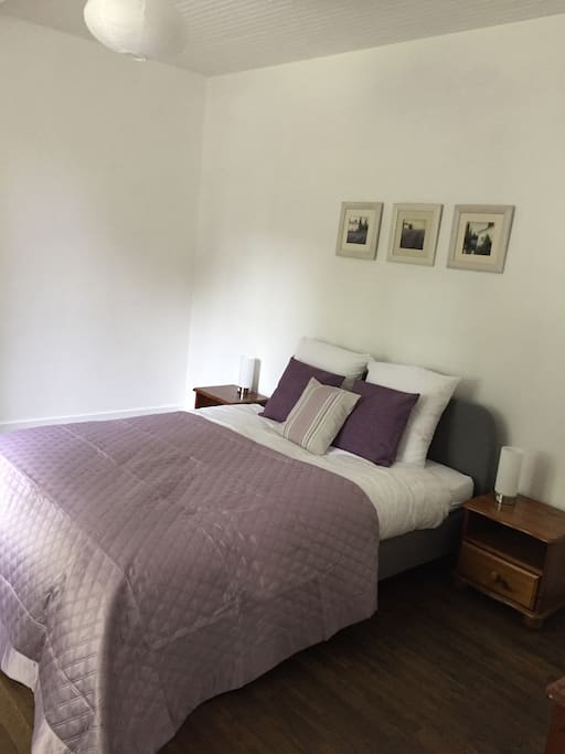 Lavender and crisp white, Egyptian cotton linens and colour coordinated touches for a comfortable stay in this king size room. A single bed and cot can easily be accommodated. View to the garden and patio area.