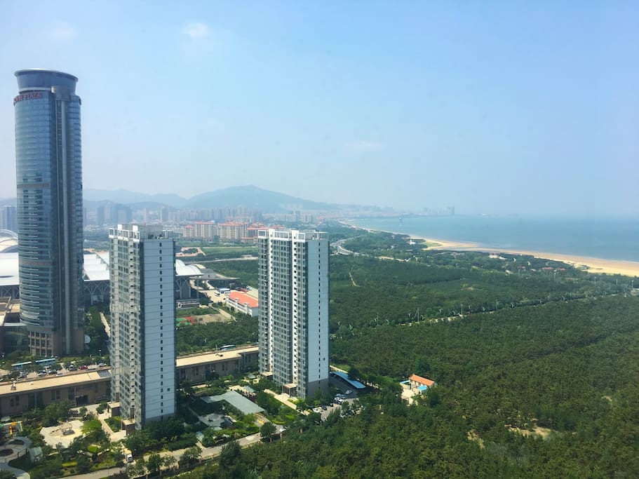 从楼道口拍摄的海景