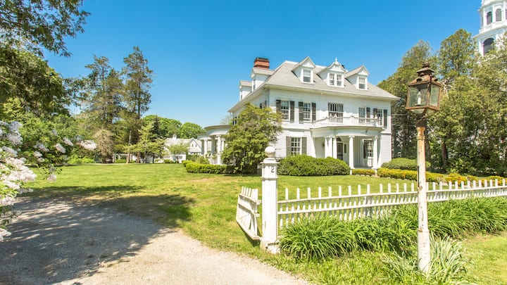 Private apartment in historic Old Lyme mansion