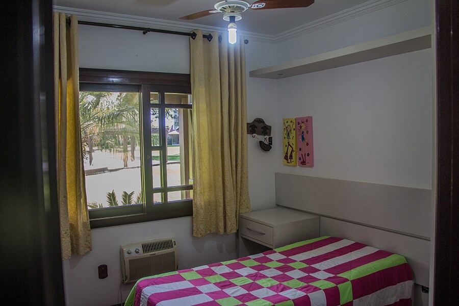 卧室配备1米宽单人床+次要床+空调