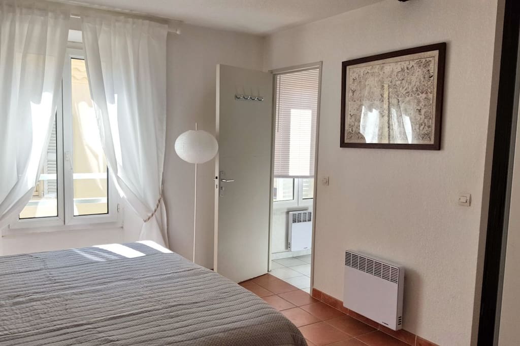 Chambre 1 - peut être aménage avec 1 lit double OU 2 lits individuels, à votre choix
