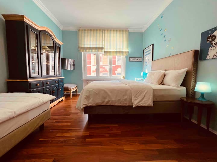 ห้องนอนหมายเลข 3 พร้อมเตียงเดี่ยวขนาด 90 ซม. 1 เตียงและเตียงคู่ขนาด 140 ซม. 1 เตียงพร้อมทีวีในห้อง