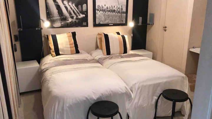 Dormitorio secundario con dos camas Single