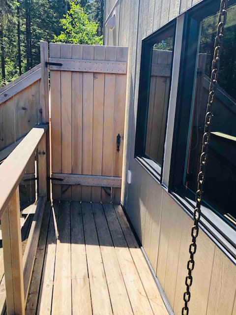 SecretCoveTreehouse Suite on cliff with hot tub