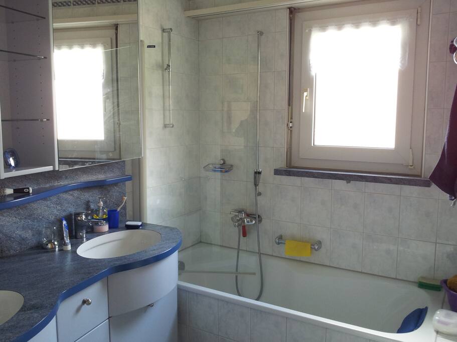 Modernes Badezimmer