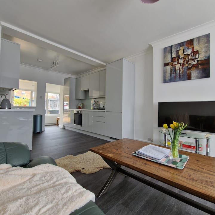 Cosy Family Home With A Friendly Cat - Steyning