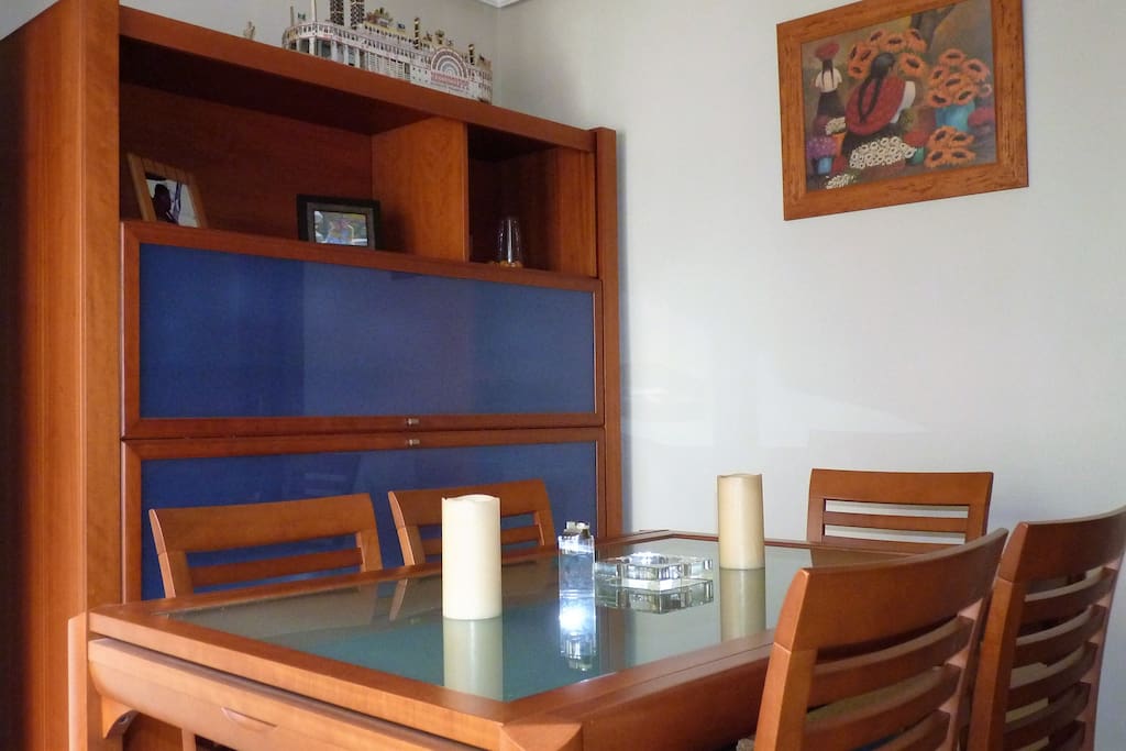 En el salón-comedor hay un aparato de aire acondicionado/calefacción