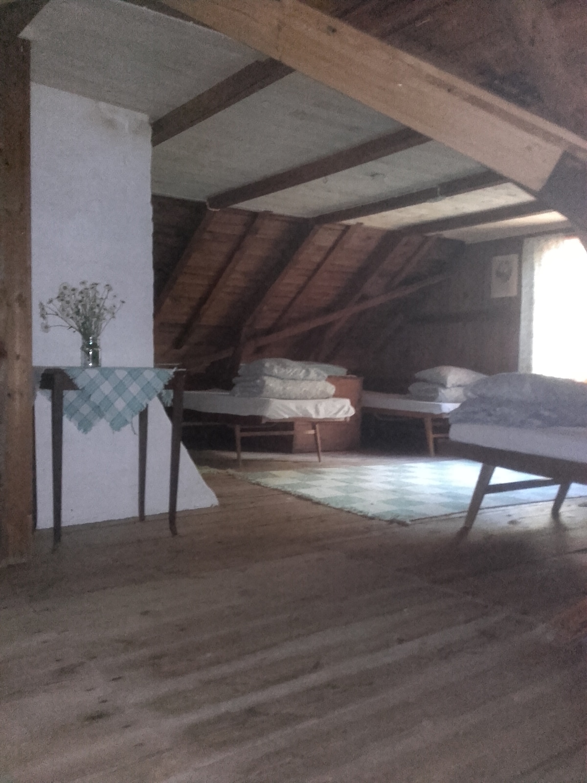 Veľká izba na poschodí s izbou až pre 6 osôb.