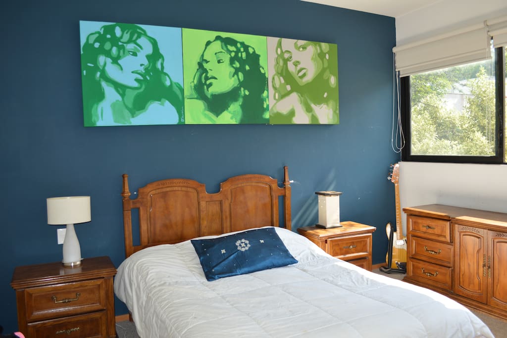 Principal room. Queen bed.