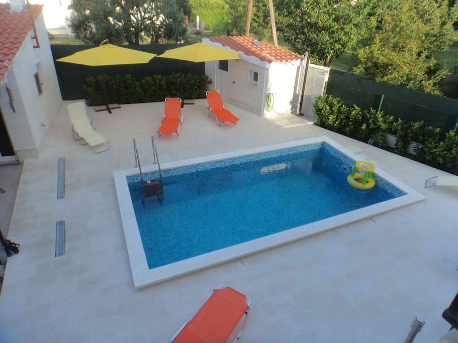 swimming pool