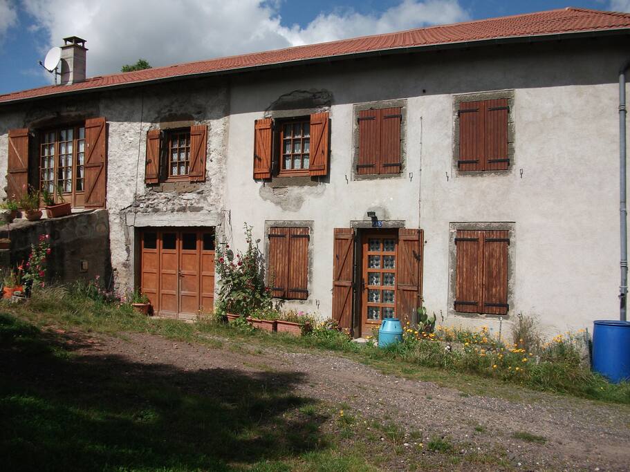 Maison du proprétaire en haut gîte en bas à droite
