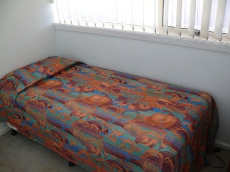 חדר שינה 3 (מיטת יחיד, שולחן ליד המיטה, מנורה וארון בגדים לאחסון)