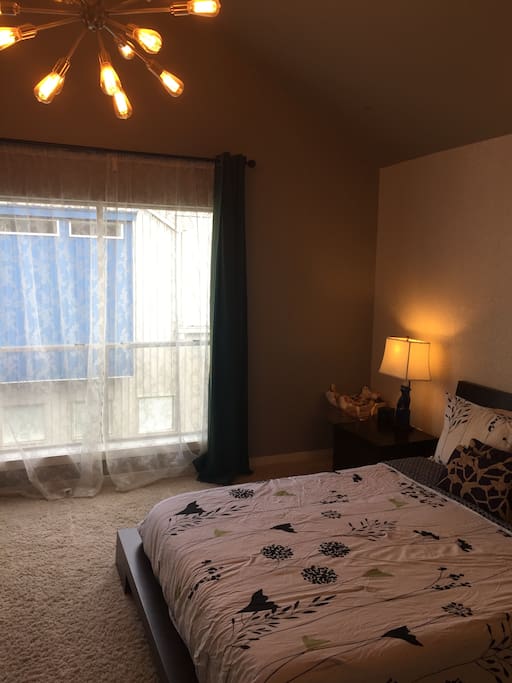 Master bedroom queen Bed