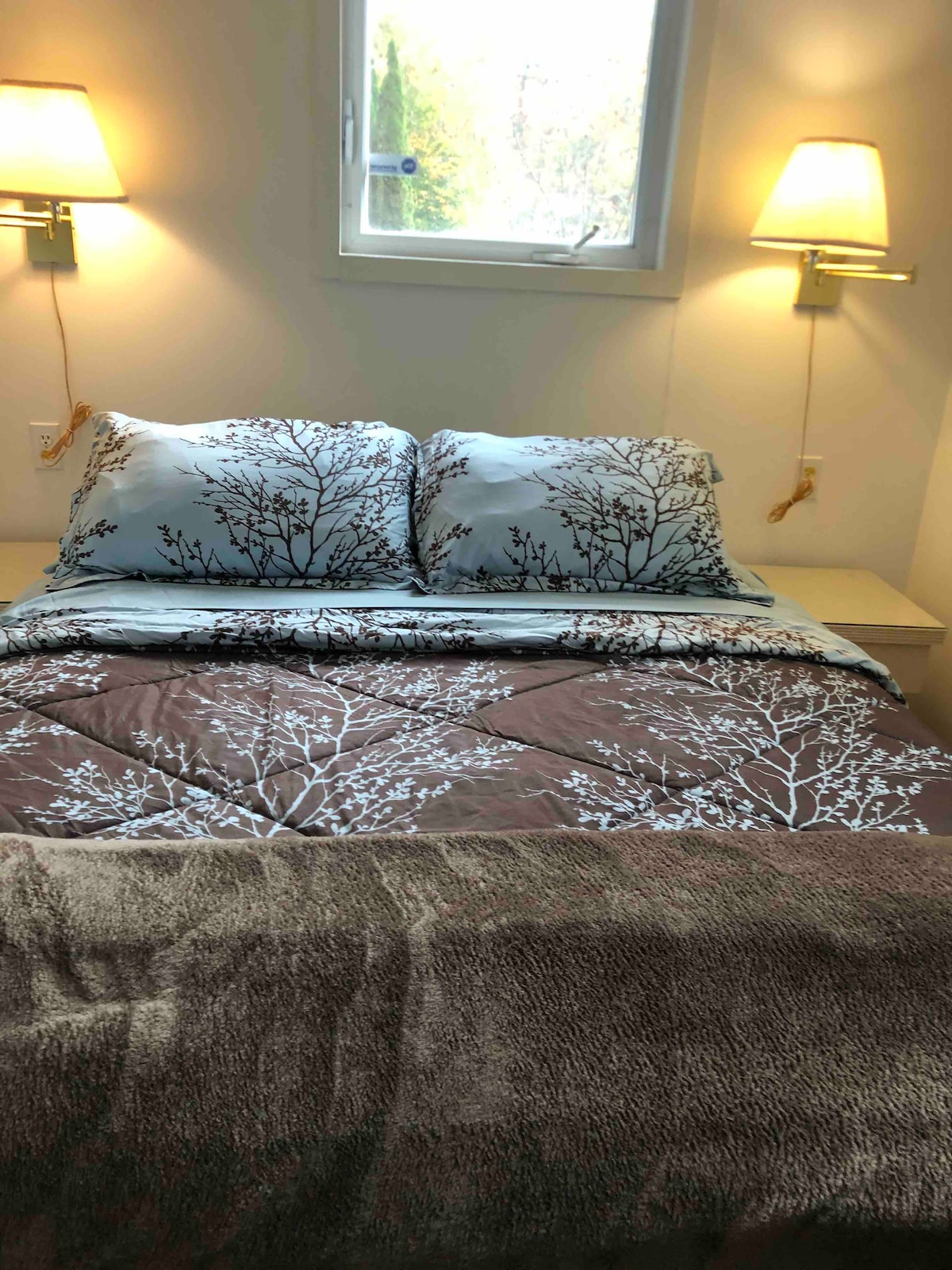 Colchón Sealy en el dormitorio tamaño queen, dos cajones debajo de la cama, portaequipajes y estantes para guardar a los huéspedes. Proporcionamos toallas y sábanas, con muchas mantas y almohadas.  