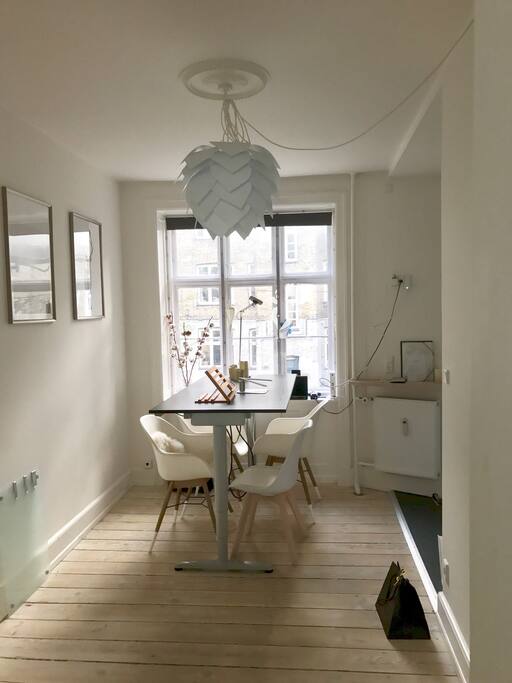 The tabel is height adjustable ;)