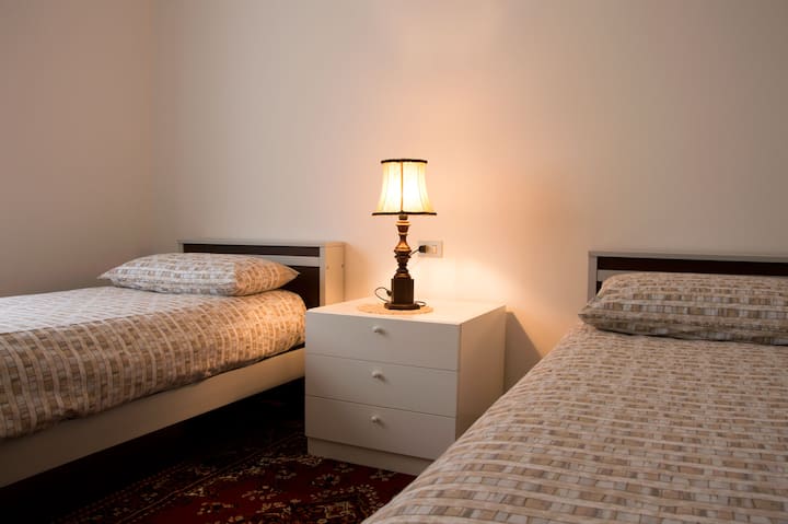 ห้องนอนพร้อมเตียงเดี่ยว 2 หลัง