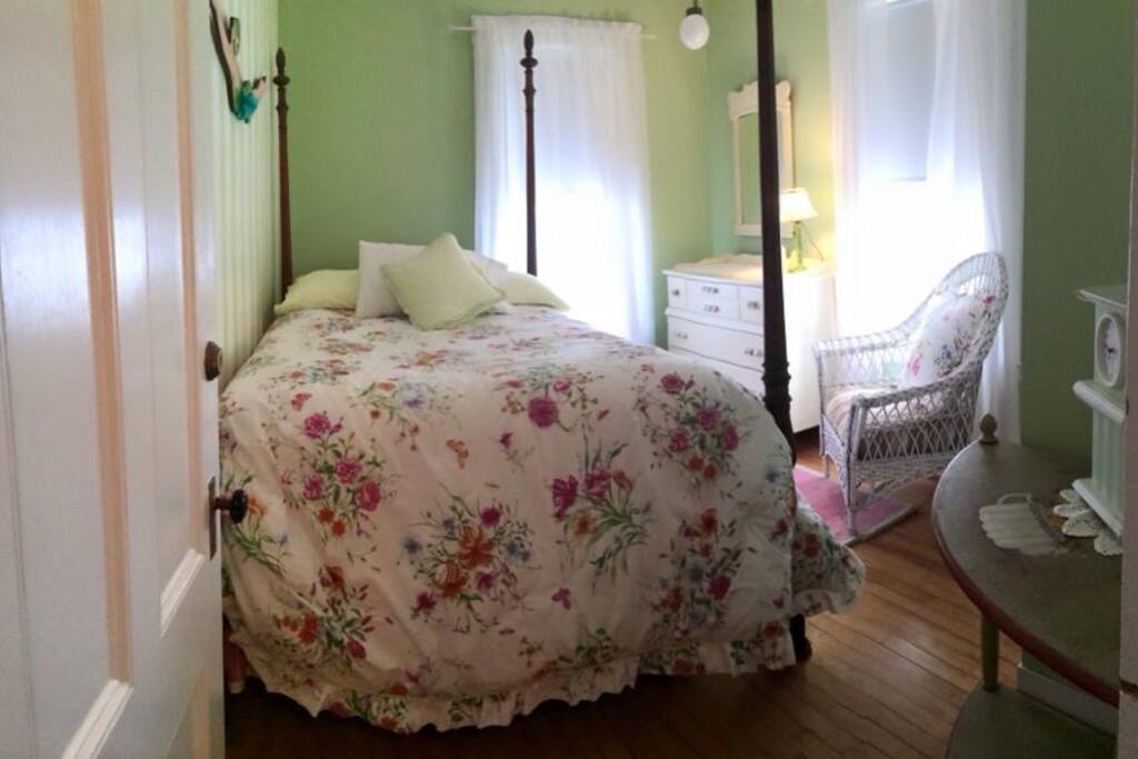 view of the beach and ocean while relaxing in your private bedroom. 5 BEDROOMS IN WHOLE HOME. Double bed.