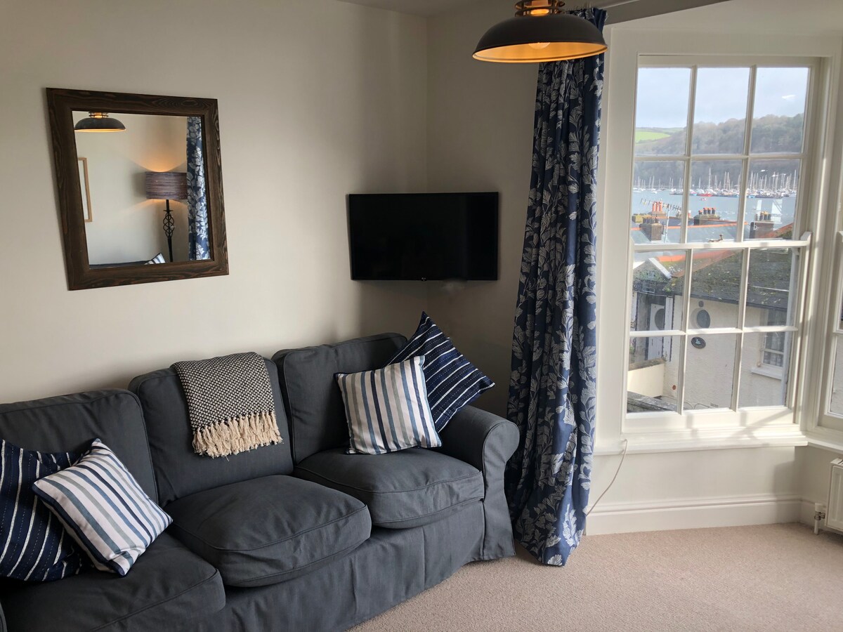 Top Airbnb: "At Last" - fantastic location - river views. a South Hams