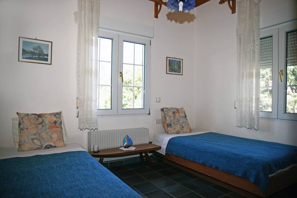 The two twin size beds facing the garden and the beach