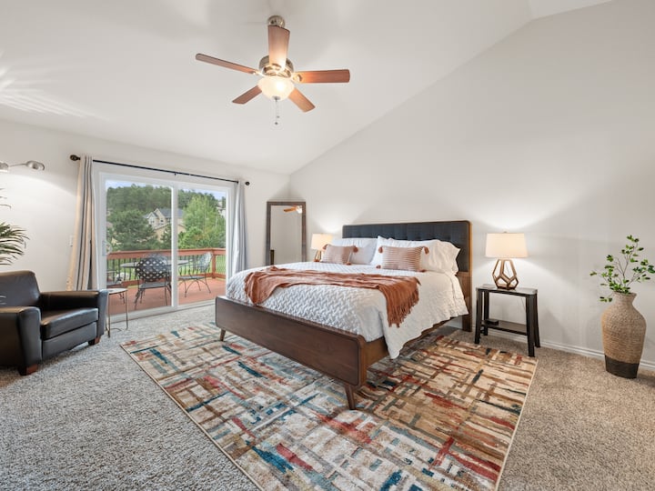 Apartmán MBR s manželskou posteľou King a prístupom na terasu.  Veľká televízia.