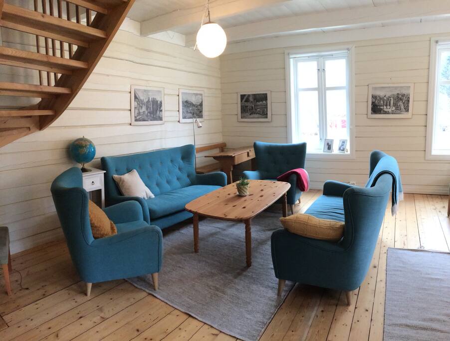 Hyggelig stue med god plass, mye lys og muligheter for å fyre i ovnen