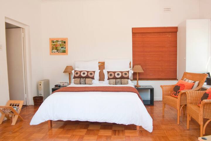 4 bedroom all en suite Villa close to the beach. gallery image 5