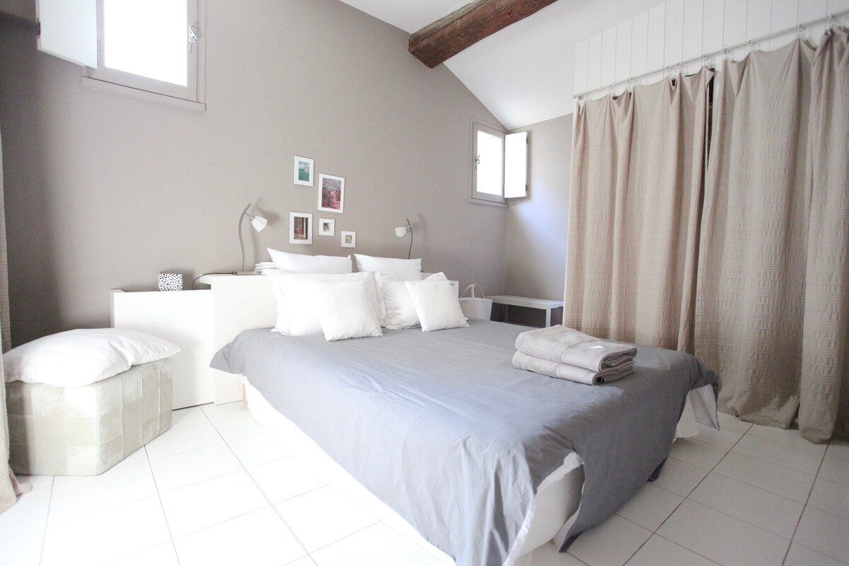 חדר שינה עם מיטה זוגית, ארונות, מצעים מסופקים // חדר שינה עם מיטת קווין סייז, חדר ארונות, מצעים מסופקים