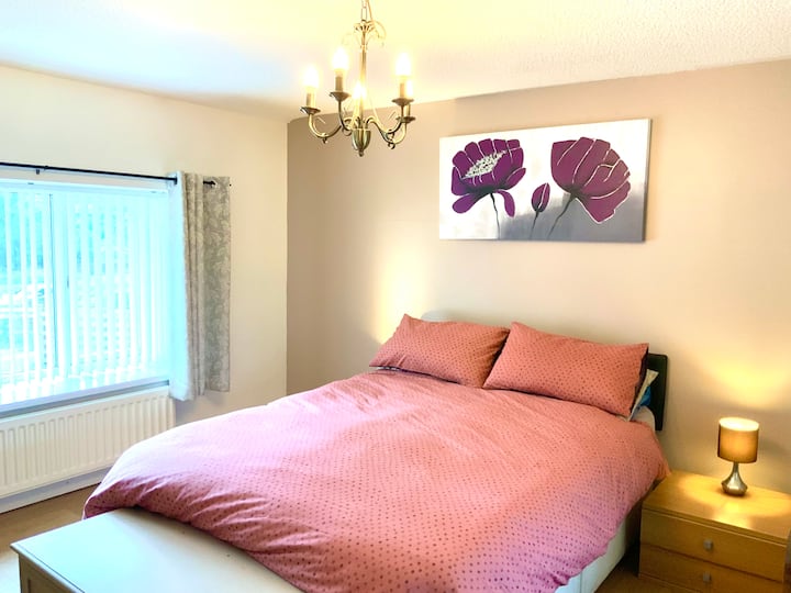 Hoofdslaapkamer met ingebouwde kledingkast en met eigen badkamer 