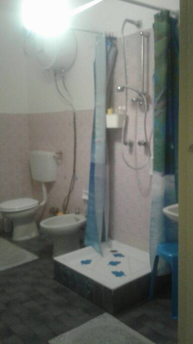 Bagno con doccia