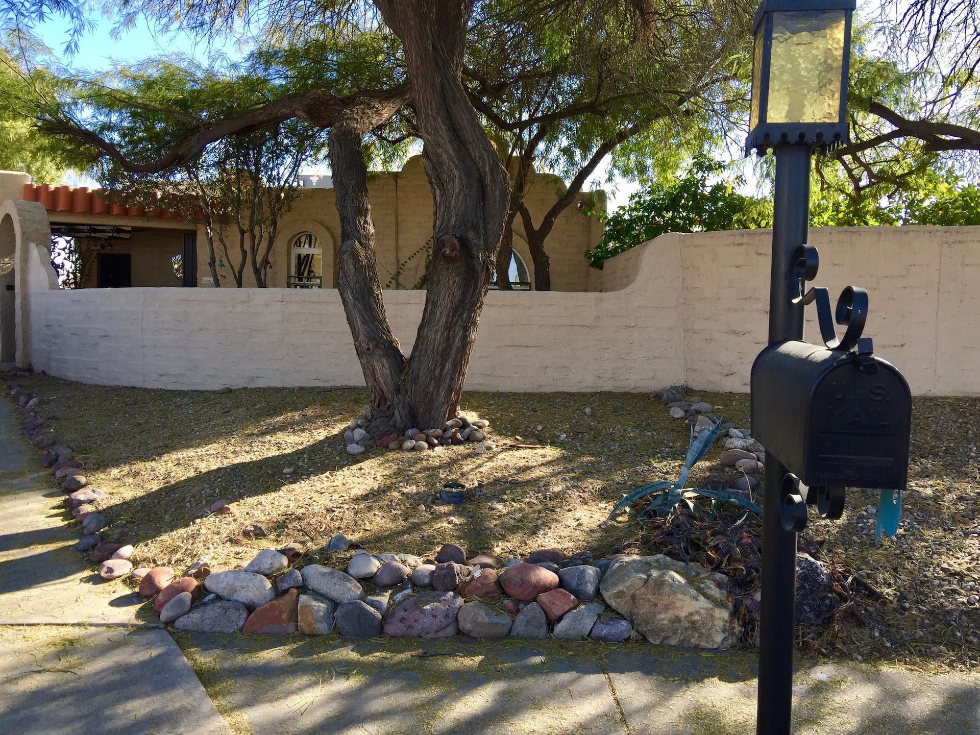 Peaceful, private entrance- close-in