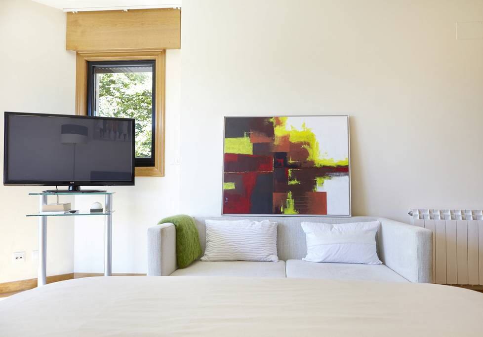 habitación. Dispone de un sofá.
