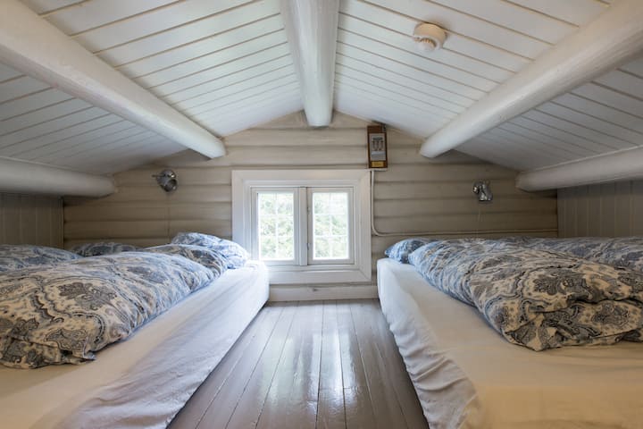 Ორი ლოფტი. ორივე ოთხი ან ხუთი ერთადგილიანი საწოლით. (სათანადო საწოლები, არა მხოლოდ იატაკზე ლეიბები).

Უამრავი ოთახი 8 სტუმარზე. ჩვენ შეგვიძლია დავამატოთ ორი დასაკეცი სასტუმრო საწოლი, რათა გავზარდოთ ტევადობა 5 ადამიანამდე თითო ლოფტზე. (10 სულ)