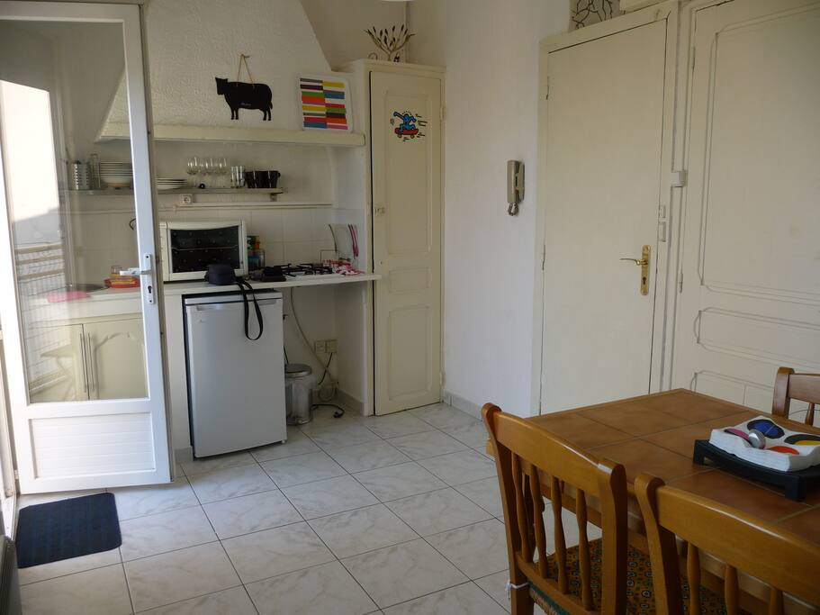 cuisine lumineuse,avec balcon vue mer