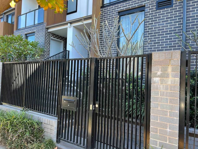 靠近悉尼机场/UNSW/市中心/海滩，安静的住宅区，4 间卧室，2.5 个卫生间，二个免费停车位