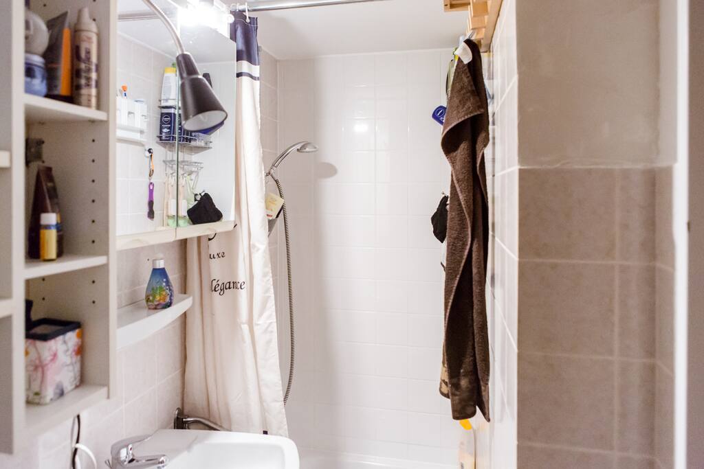Badezimmer mit Dusche und WC