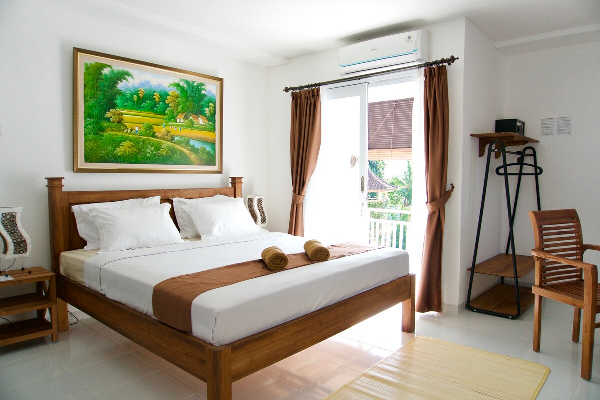 מיטה בגודל נוח, מזגן, טלוויזיה 