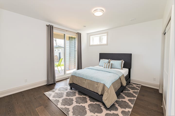 Спалня №4: двойно легло, персонализиран организатор на гардероба, 46" плосък екран с противопожарна пръчка, разходка до тераса с панорамна гледка към залива на Джорджия