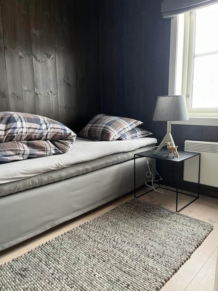 ห้องนอน 1 มีเตียง 90 ซม. จะมีเตียงสองชั้นค่อยเป็นค่อยไป