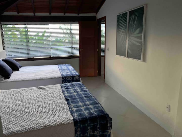 卧室4 -卫生间， 2张双人床