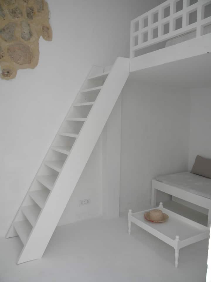 Самостојна соба, двоен кревет во мезанин со бања 2 и WC со поглед кон поплочениот двор 