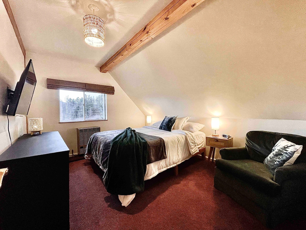 Dhomë gjumi me krevat dopio "queen", karrige dhe komodinë. Kjo dhomë ka një televizor 40". 