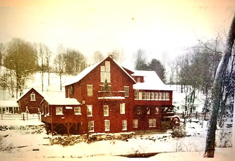 Historic Mill • Near Okemo • Fireplaces • Wi-Fi