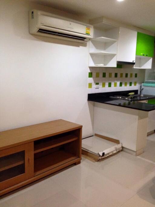 เตาไฟฟ้าพร้อมเครื่องดูควัน อุปกรณ์ทำครัวพื้นฐาน จาน ช้อนส้อม แก้วกาแฟ