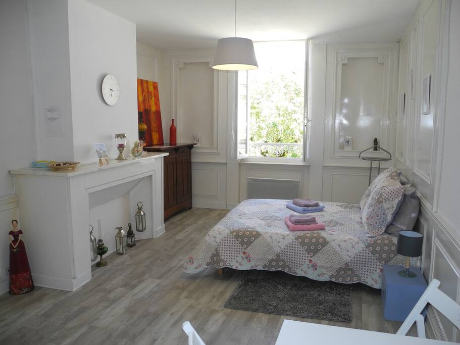 Chambre 1. Lit double, vue sur la place