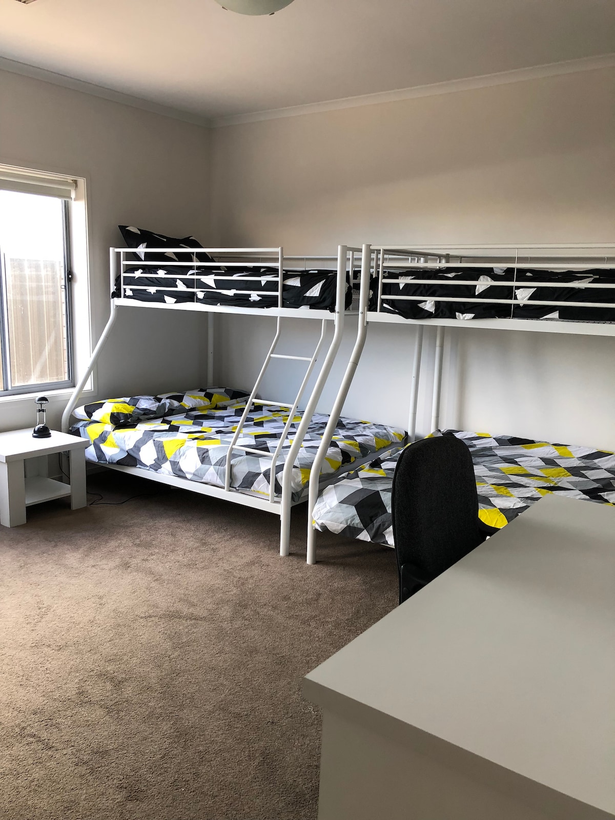 غرفة نوم في الطابق السفلي بسريرين بطابقين 