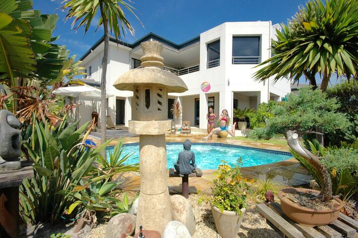 Amazing Views, Bloubergstrand, 5 bedrooms, Pool gallery image 2