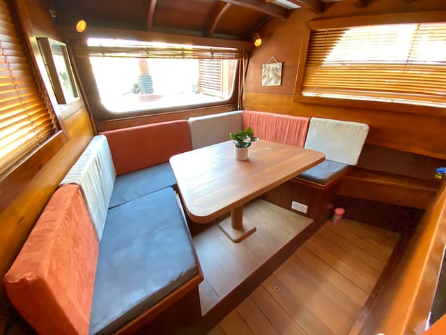 Antique Cosy Houseboat @ Aberdeen Fishing Village gallery image 3