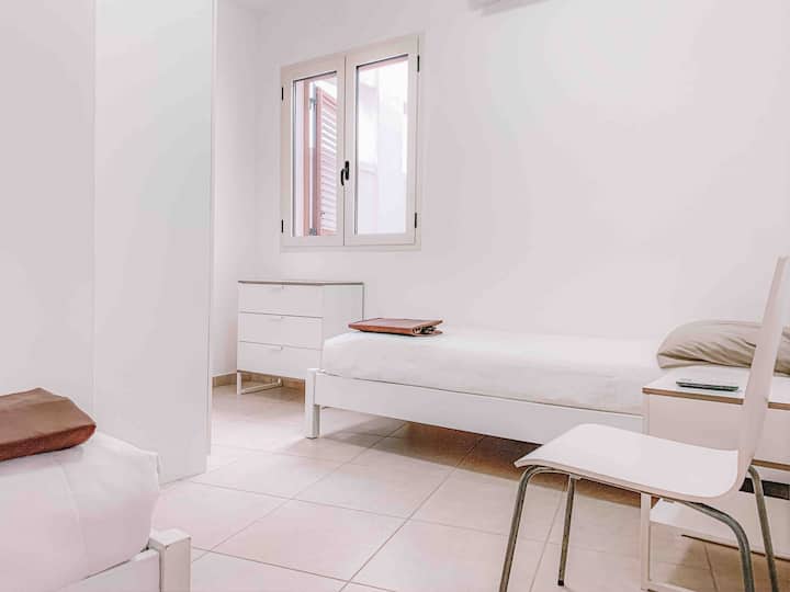 Chumba cha kulala chenye vitanda viwili, kinaweza kuunganishwa pamoja ikiwa inahitajika